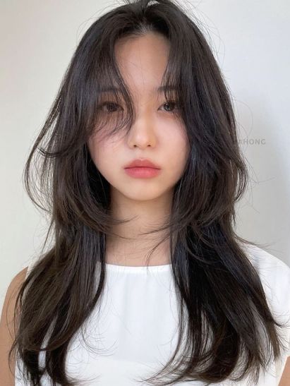 Korean hairstyle woman: long layers with curtain bangs Shaggy Asian Hair, Asian Hair Long, Hair Perm, Hair Inspiration Long, Hairstyles For Layered Hair, Hairstyles For Medium Length Hair Easy, Haircuts For Medium Hair, Haircuts Straight Hair, Long Layered Hair