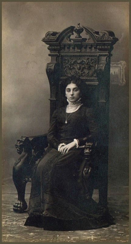 Old Victorian Photos, Woman Sitting Painting, Woman Sitting In Chair Pose Reference Drawing, Spooky Victorian Portraits, Victorian Women Photos, Woman Sitting In Chair Pose, Late Victorian Aesthetic, Woman Sitting Reference, Sitting On Chair Reference