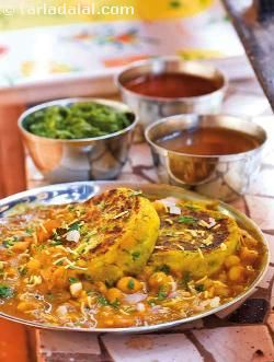 This irresistible snack of potato patties with thick lentil gravy, garnished with sev and onions, can even serve as meal by itself! the stuffing is a little spicy, but complements the blandness of potatoes well. Also note that you don’t even have to deep-fry the patties, just shallow-fry them with little oil on a non-stick griddle. The finishing touch is the chutney streaked atop the ragda patties provides a perfect touch of sweetness and tanginess. Ragda Patties Recipe, Ragda Patties, Indian Chaat, Gujarati Cuisine, Desi Street Food, Vegetarian Indian, Vegetarian Breakfast Recipes, Patties Recipe, Chaat Recipe