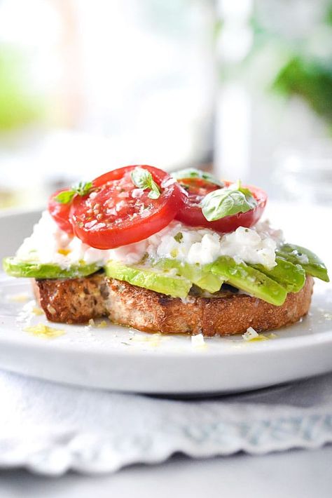 Caprese Avocado Toast, Cheese Avocado Toast, Cottage Cheese Avocado, Good Pre Workout Snack, Caprese Avocado, Simple Avocado Toast, Avocado Toasts, Queso Cottage, Avocado Toast Recipe