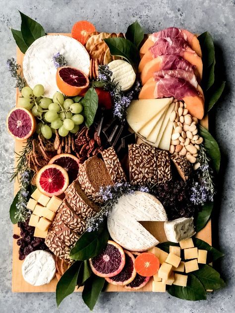 Xmas Brunch, Charcuterie Picnic, Kreative Snacks, Fingerfood Party, Charcuterie Platter, Charcuterie Inspiration, Snack Board, Party Food Platters, Charcuterie And Cheese Board