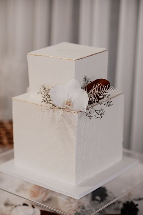 Square Wedding Cakes Elegant, Ivory Winter Wedding, Psychology Wallpaper, Square Wedding Cake, Golden Birthday Cakes, Buttercream Birthday Cake, Wedding Cakes Elegant, Square Wedding Cakes, Square Cake