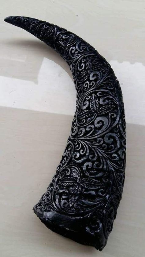 Drinking horn. What a great carving work.. Carving Deer Antlers, Horn Cups Viking, Viking Horn Cup, Horn Carving, Viking Horn, Drinking Horn, Viking Drinking Horn, Skull Crafts, Antler Crafts