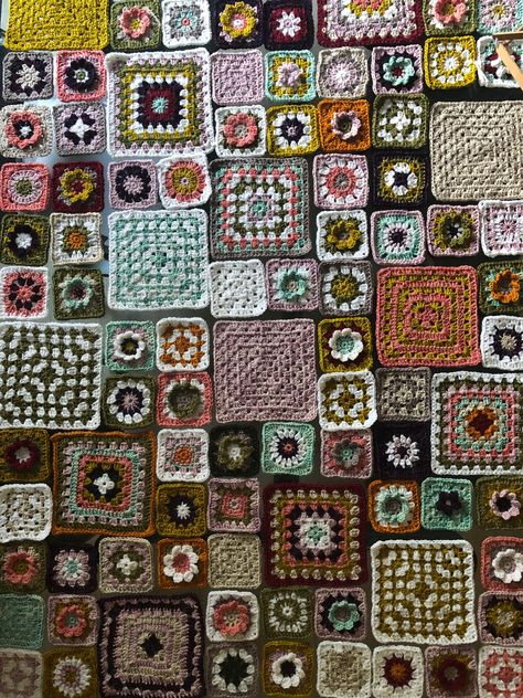 Crochet Squares Aesthetic, Multi Size Granny Square Blanket, Granny Square Blanket Different Sizes, Patchwork Quilt Crochet, Mix Match Granny Square Blanket, Patch Work Blanket Crochet, Eclectic Crochet Blanket, Quirky Crochet Blanket, Crazy Granny Square Blanket