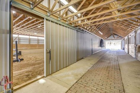 Indoor Riding Arena, Horse Riding Arena, Dream Barn Stables, Livestock Barn, Barn Layout, Stable Style, Horse Farm Ideas, Riding Arena, Horse Barn Ideas Stables