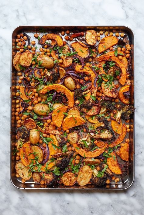 Are there days when you need dinner on the table fast? This weeknight traybake recipe is just the ticket. Consider the vegetables and their quantities as suggestions, rather than rules — bell peppers, baby corn, aubergine, courgettes or cauliflower would all work well. For an extra hit of protein, chop some bite-sized pieces of tofu and add into the mix. Aubergine Sweet Potato, Sweet Potato Tray Bake, Vegetable Tray Bake, Vegetarian Tray Bake Recipes, Vegan Traybake Dinner, Vegan Tray, Harissa Aubergine, Migraine Recipes, Aubergine Bake