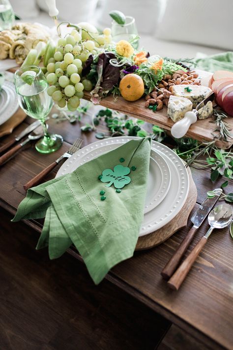 Irish Dinner, Ideas For Home Office, St Patricks Decorations, Green Shakes, Green Wine Glasses, Party Theme Ideas, St Patricks Crafts, St Patrick's Day Decor, Grazing Board