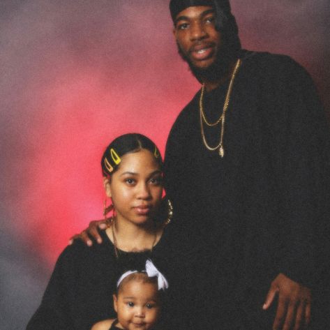 90s Photoshoot, 2000s Photoshoot, Photography Sketchbook, Maternity Photography Poses Couple, Mother Photos, Maternity Photoshoot Outfits, Afro Style, Maternity Photography Poses, Black Couples Goals