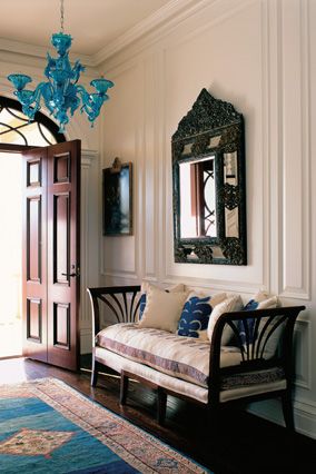 This entrance hall incorporates an Italian daybed, a Dutch mirror, a Persian rug and a Venetian chandelier, all from different time periods. Invisible House, Foyer Ideas, Blue Chandelier, Entry Ways, Reupholster Furniture, Inspiring Interiors, Mirror On The Wall, Beautiful Rooms, Small Sofa