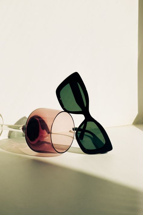 Sun Glasses Photography Ideas, Aesthetic Sunglasses Pictures, Sunglasses Still Life Photography, Sunglasses Photoshoot Product, Sunglasses Shoot Photo Ideas, Sunglasses Product Shoot, Sunglasses Photography Ideas, Sunglasses Picture Ideas, Boutique Names Ideas