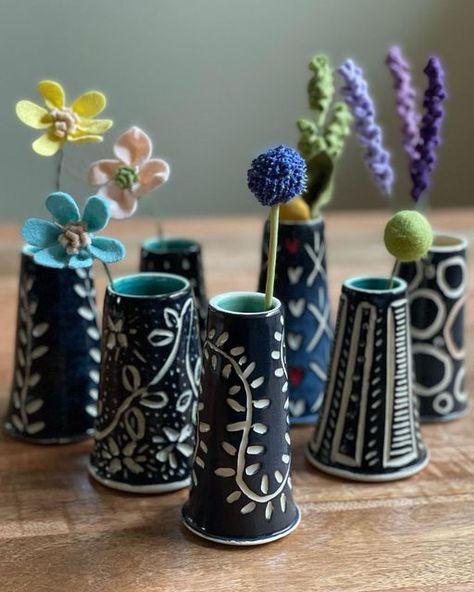 Bud Vase Pottery Ideas, Pottery Bud Vase Ideas, Bud Vases Pottery, Handmade Vases Pottery, Ceramic Bud Vases Pottery, Bud Vase Ceramic, Pottery Scraffito Ideas, Pottery Bud Vases, Pottery Cylinder Ideas