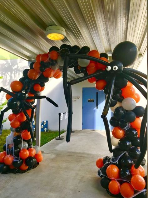 Halloween Balloon Garland, Halloween Balloons Decorations, Balloon Halloween, Balloon Wreath, Uhyggelig Halloween, Halloween Balloon, Balloons Decor, Deco Ballon, Holiday Balloons