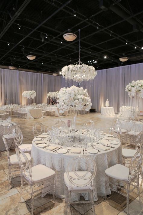 White Velvet Tablecloth Wedding, White Wedding Theme Receptions, White Silver Wedding Decor, White Wedding Decor Elegant, Wedding Hall Design, Wedding Cake Simple Elegant, White Silver Wedding, Silver Wedding Decorations, White Weddings Reception