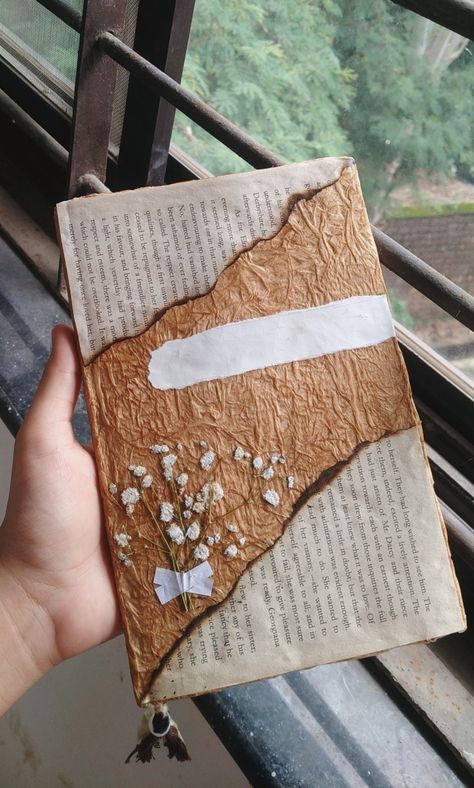 Coffee stained cover, dried baby breath flower bunch. Vintage Journal Cover, Dried Baby Breath, Baby Breath Flower, Pressed Flowers Diy, Diy Notebook Cover, Poetry Anthology, Book Cover Diy, Flower Bunch, Notebook Ideas