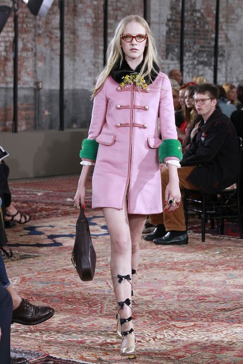 Designer Sketchbook, Mode Pastel, Runway Vintage, Gucci Runway, Mode Rose, 2016 Fashion Trends, Paper Dress, Gucci Fashion, September 23