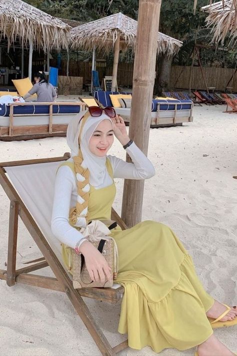 Beach Outfit Hijab Style, Beach Outfit Hijab, Beach Holiday Outfits, Dress Outer, Summer Poses, Casual Hijab Outfit, Hijabi Outfits Casual, Hijab Outfit, Holiday Outfits