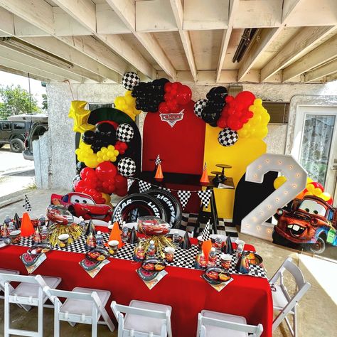 Mcqueen Birthday Party, Hot Wheels Themed Birthday Party, 3rd Birthday Party For Boy, Mcqueen Birthday, Backdrop Balloons, Transportation Birthday Party, Cars Birthday Party, Lighting Mcqueen, 2nd Birthday Party For Boys