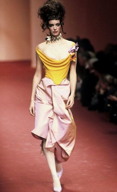 80s Runway Fashion, Vintage Runway Fashion, Skull Emoji, Vivienne Westwood Fashion, Yellow Makeup, High Fashion Runway, Runway Model, 90s Runway Fashion, Runway Fashion Couture