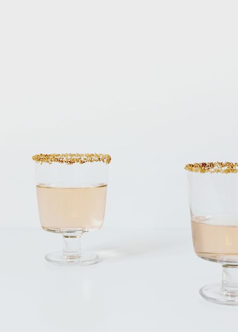 gold sugar rim glasses – almost makes perfect New Year's Drinks, Nye Celebration, Wedding Signature Drinks, Couple Friends, Chris Loves Julia, Edible Glitter, Wedding Drink, Oscar Party, The Oscars