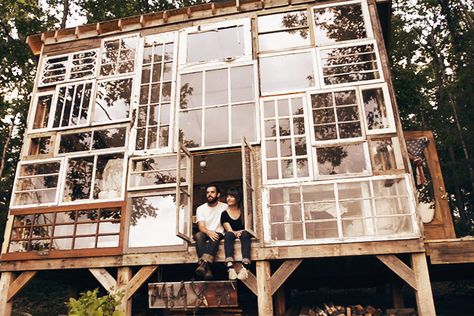 wall made of old doors / windows... sweet Old Wood Windows, Recycled Windows, Eco Construction, Reclaimed Windows, Recycled Window, Repurposed Windows, Eco Architecture, Old Windows, Wood Windows