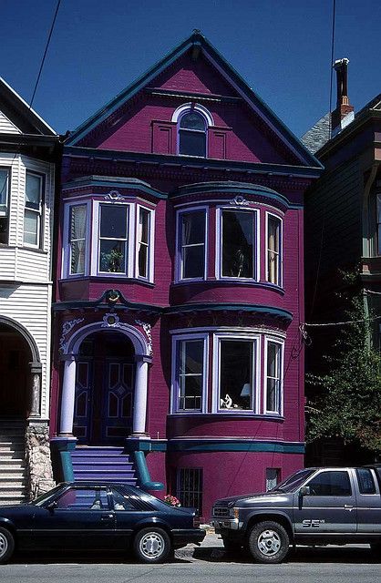 Purple Victorian- If I had to live in the city, I'd want it to be in a place like this! Purple Houses, Purple Painted Lady, Purple House, Victorian Style Homes, San Francisco Houses, Everything Purple, Casas Coloniales, Victorian Cottage, Purple Paint