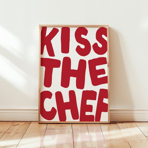 Kiss the chef Art Print | Funny bold preppy red Typography Kitchen Wall Decor | Dining Room Print Poster | Living Room Art Print | Funny quote art | Restaurant decor | Cafe Wall Decor  💗DIGITAL DOWNLOAD ONLY | Instantly download and print our digital wall art for a quick and affordable way to decorate your space. Our art prints also make excellent gifts, or you can use them as cute and unique wallpapers for your phone! Once purchased, your files will be instantly downloadable via your 'purchase Retro Kitchen Art, Retro Wall Art Ideas, Kitchen Posters Decor, Quotes For Kitchen, Kitchen Art Ideas, Funky Kitchen Decor, Posters For Kitchen, Posters Handmade, Kiss The Chef