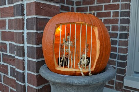 Skeletons in pumpkin jail.  Note the on in shackles on the back wall. Creative Halloween Decorations, Halloween Crafts Preschool, Creative Pumpkin Carving, Amazing Pumpkin Carving, Easy Pumpkin Carving, Scary Pumpkin Carving, Pumpkin Contest, Pumpkin Carving Ideas, Skeleton Pumpkin