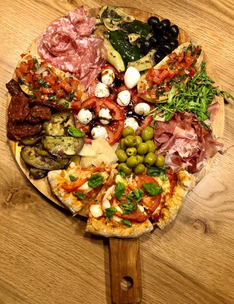 [Homemade] Italian Charcuterie Board : food Italian Food Platter, Charcuterie Pizza Board, Italian Food Charcuterie Board, Italian Board Night, Italian Charcuterie Boards, Italian Board Appetizer, Italian Board Ideas, Pizza Board Charcuterie, Italian Themed Charcuterie Board