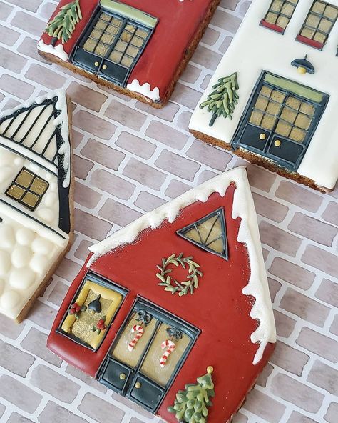 Gingerbread House Cookies Decorated, Christmas House Cookies, Royal Icing Gingerbread House, Christmas Cookie Cake, Royal Houses, Gingerbread House Cookies, Cookies Theme, Cookie House, Gingerbread Decorations