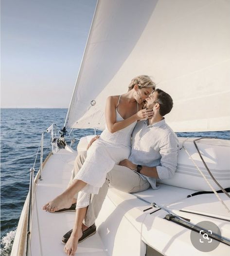 Yacht Photoshoot, Boat Engagement Photos, Engagement Photos Lake, Pre Wedding Praia, Sailboat Engagement, Boat Photoshoot, Shooting Couple, Yacht Wedding, Boat Wedding