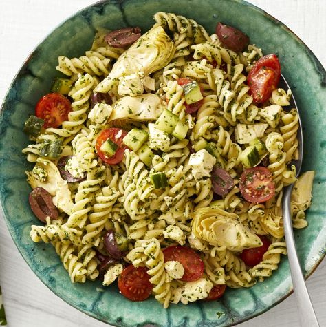 greek pesto pasta salad Kale Pasta Salad, Garden Pasta Salad, Buffalo Chicken Pasta Salad, Potassium Foods, Creamy Pasta Salads, Pesto Salad, High Potassium, Spiral Pasta, Pasta Al Pesto