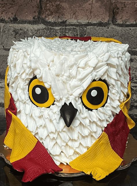 Harry Potter Owl Cake, Edwige Harry Potter, Hedwig Cake, Harry Potter Book Cake, Harry Potter Treats, Gateau Harry Potter, Owl Cake Birthday, Harry Potter Cupcakes, Harry Potter Theme Birthday