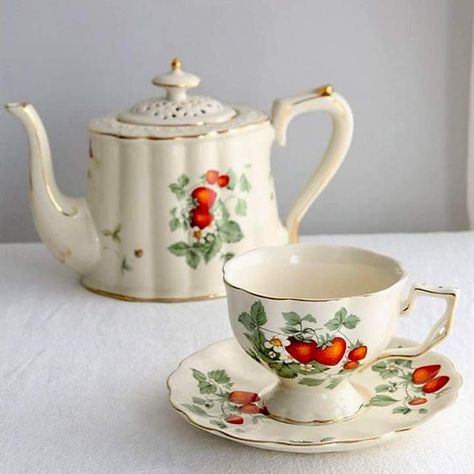 Tea Pot And Cup Set, Cottage Core Teapot, Strawberry Tea Set, Cottagecore Dishware, Cottagecore Teapot, Tea Pot Aesthetic, Aesthetic Tea Set, Strawberry Teacup, Tea Set Aesthetic