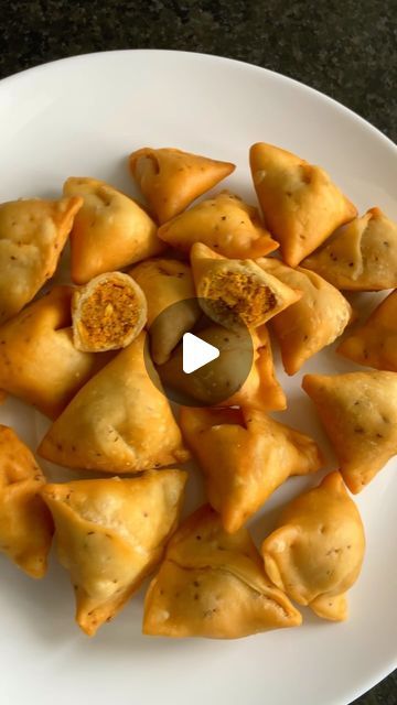 Samosa Recipes, Veg Starter Recipes, Easy Samosa Recipes, Hot Dips, Crispy Snacks, Rakhi Special, Veg Snacks, Samosa Recipe, Banana Benefits