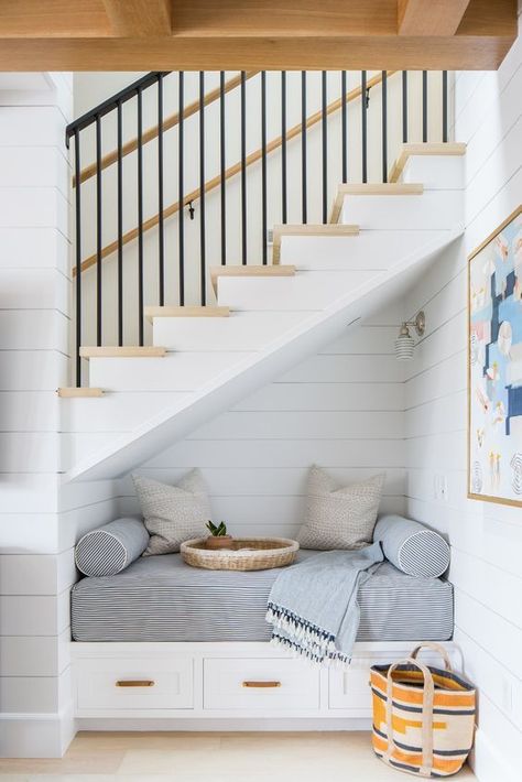 تحت الدرج, Under The Stairs, Stair Case, Beach House Interior, Cool Ideas, Home Design Decor, Unique Spaces, Beautiful Space, House Inspo