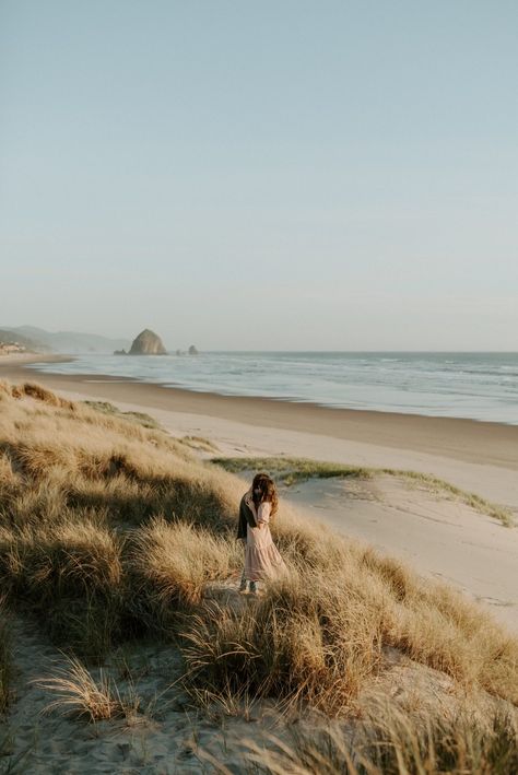 Cannon Beach Engagement Session - Anais Possamai Photography Monterey Engagement Photos, Oregon Beach Photoshoot, Cannon Beach Maternity Photos, Cannon Beach Photoshoot, Canon Beach Elopement, Beach Engagement Shoot Ideas, Canon Beach Engagement Photos, Cannon Beach Oregon Photography, Cannon Beach Engagement Photos