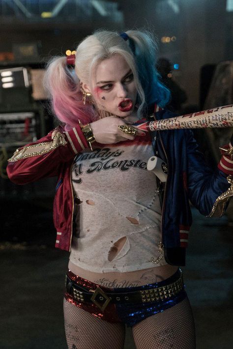 Female Villains & Beautiful Baddies In Pictures (Vogue.co.uk) Joker E Harley Quinn, Harley Quinn Bat, Arley Queen, Joker Y Harley Quinn, Most Popular Halloween Costumes, Popular Halloween Costumes, Margot Robbie Harley Quinn, Margot Robbie Harley, Female Villains