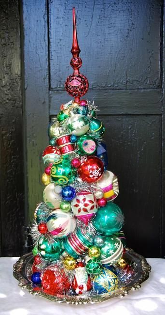 Gorgeous Alternative Christmas Trees Created with Christmas Balls, Contemporary Design Ideas Retro Christmas Decorations, Vintage Christmas Crafts, Noel Christmas, Vintage Christmas Decorations, Vintage Christmas Ornaments, Christmas Centerpieces, Christmas Deco, Xmas Crafts, Christmas Joy