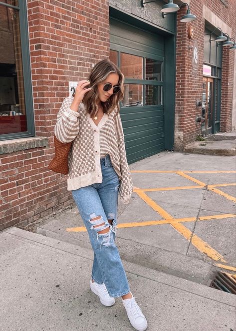 Pink Checkered Cardigan Outfit, Brown Checkered Vans Outfit, Beige Cardigan Outfit Fall, Baggy Cardigan Outfit, Checkered Cardigan Outfit, Checkered Shirt Outfit Women, Checker Cardigan, Layla Aesthetic, Beige Cardigan Outfit