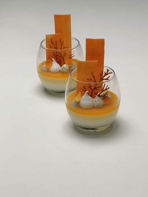 Desserts In Glasses Fancy, Italian Plated Desserts, Plated Dessert Ideas, Dessert Presentation Ideas, Food Presentation Plates, Fine Dining Desserts, Food Plating Techniques, Gourmet Food Plating, Desserts In A Glass