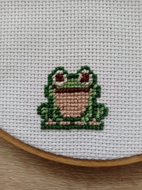 Cross stitch frog Embroidery Frog Pattern, Tiny Frog Cross Stitch, Christmas Frog Cross Stitch, Frog Cross Stitch Pattern Free, Cute Cross Stitch Ideas, Cross Stitch Frog Pattern, Gravity Falls Cross Stitch, Frog Pixel Art, Frog Cross Stitch Pattern