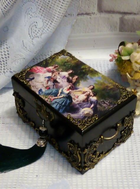 Wooden Box Diy, Jewelry Box Makeover, Jewelry Box Diy, Jewelry Casket, Creative Box, Decoupage Box, Altered Boxes, Decoupage Art, Jewelry Organizer Box