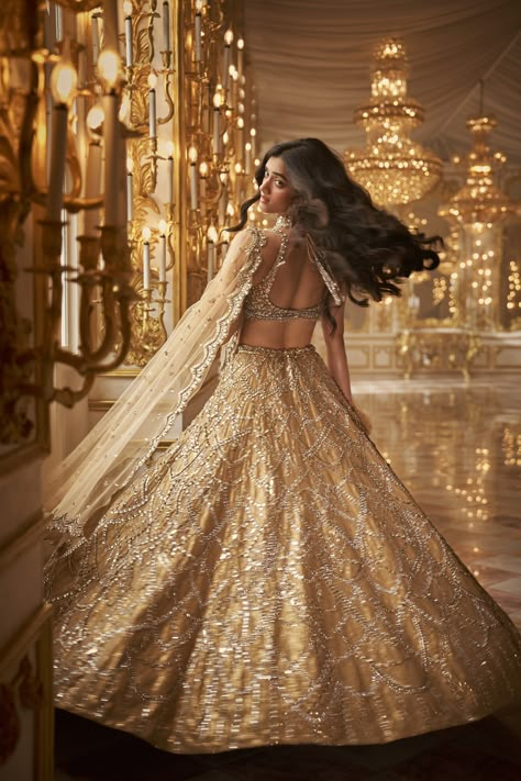 Gold Chandelier Lehenga Set Luxury Formal Gold Lehenga, Extravagant Lehenga, Indian Wedding Lehengas, Lenghas For Wedding Guests, Gold Wedding Lehenga, Indian Wedding Dresses For Women, Indian Lehenga Aesthetic, Wedding Dress Indian, Desi Lehenga