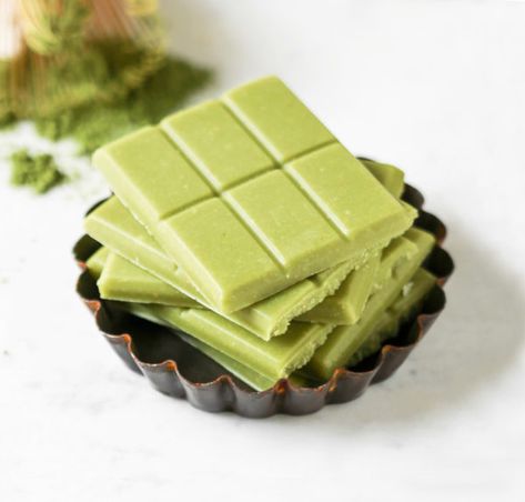 If you like matcha and if you like white chocolate, combine the two to make this creamy, sweet, and delicious Matcha Green Tea White Chocolate! Matcha Chocolate Recipe, Green Tea Chocolate, Matcha White Chocolate, Chocolate Bar Recipe, How To Make Matcha, Butter Tea, Chocolate Bar Molds, White Chocolate Recipes, Matcha Chocolate