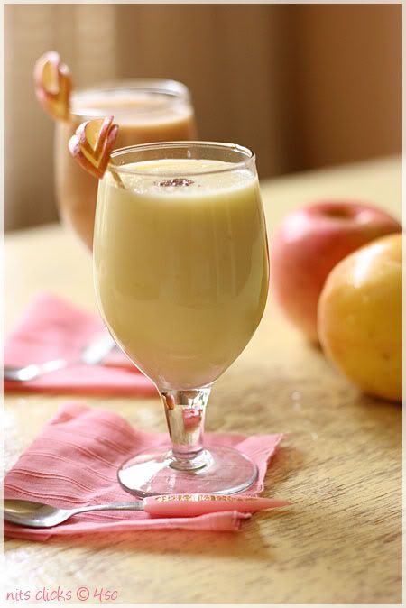 Apple smoothie Apple Shake, Apple Cinnamon Smoothie, Fruit Shake, Bullet Recipes, Apple Smoothie, Beverage Recipes, Sweet Recipe, Liquid Diet, Smoothie Shakes