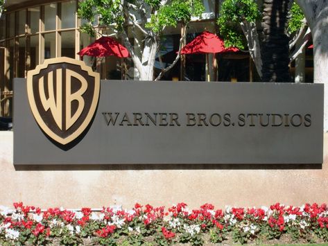 Warner Brothers Studio Tour, Warner Bros Studio Tour, Harry Potter Studio Tour, Golden Globes Party, Harry Potter Studios, Warner Bros Studios, Movie Studios, Looney Tunes Cartoons, Friends Set