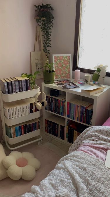 Book Organization Small Spaces, Book Corner Ideas Bedroom Cozy Nook Reading Areas, Book Bedroom Aesthetic, Bookshelf In Bedroom, Book Room Aesthetic, Bookshelves Room, Cute Shelf, Happy Ideas, Room Redesign