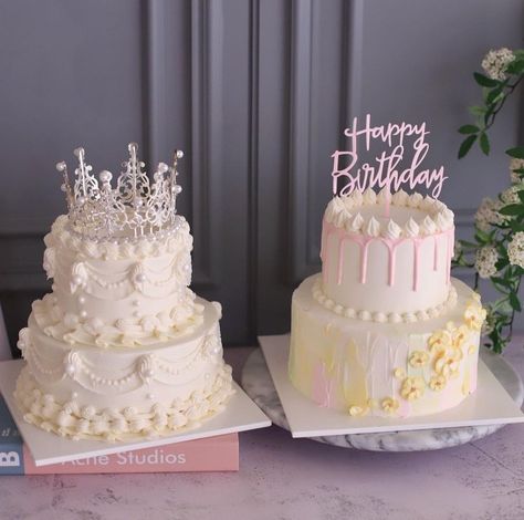 2 Teir Birthday Cake, Cake Tingkat, Birthday Cake 2 Tier, 3 Tier Birthday Cake, Two Layer Cake, Birthday Cake Crown, Dating Quiz, 18th Cake, Tiered Cakes Birthday