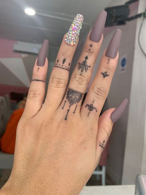 Flower Tattoo Patchwork, 1971 Tattoo, Tattoo Ideas For Men Back, Minimalist Tattoo Back, Tattoo Ideas Female Finger, Finger Tattoo Minimalist, Henna Finger Tattoo, Tattoo Ideas Flower, Best Friends Tattoo