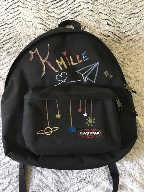 Eastpak Backpack Aesthetic, Backpack Painting Ideas, Eastpak Backpack, Aesthetic Backpack, Diy Embroidery Designs, Backpack Decoration, Embroidery Bags, Easy Diy Art, Herschel Heritage Backpack